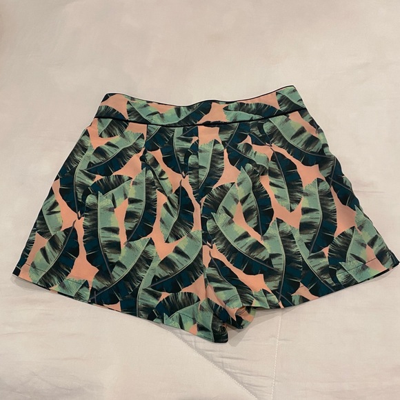 OLIVE AND OAK floral shorts - Picture 4 of 5